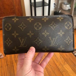 Luis Vuitton monogram zippy wallet